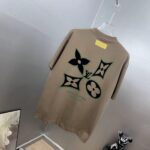 P85 1V～路易 植绒厚板立体滴胶 《区别通货面料》双纱纯棉，紧密纱线短袖tee 上身十分舒适，男女同款，落肩宽松版型 颜色: 黑色 白色 咖啡色 尺码：S（90-130斤） M（125-150斤） L（135-165斤） XL（160-190斤） XXL（185-220斤）