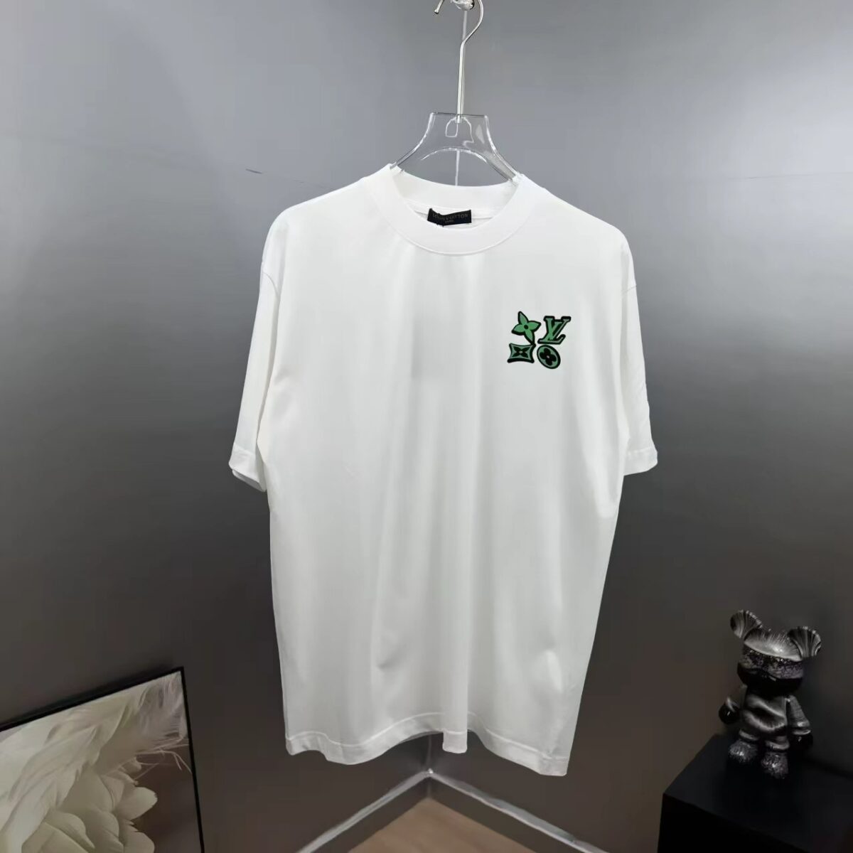 P85 1V～路易 植绒厚板立体滴胶 《区别通货面料》双纱纯棉，紧密纱线短袖tee 上身十分舒适，男女同款，落肩宽松版型 颜色: 黑色 白色 咖啡色 尺码：S（90-130斤） M（125-150斤） L（135-165斤） XL（160-190斤） XXL（185-220斤）