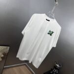 P85 1V～路易 植绒厚板立体滴胶 《区别通货面料》双纱纯棉，紧密纱线短袖tee 上身十分舒适，男女同款，落肩宽松版型 颜色: 黑色 白色 咖啡色 尺码：S（90-130斤） M（125-150斤） L（135-165斤） XL（160-190斤） XXL（185-220斤）