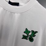 P85 1V～路易 植绒厚板立体滴胶 《区别通货面料》双纱纯棉，紧密纱线短袖tee 上身十分舒适，男女同款，落肩宽松版型 颜色: 黑色 白色 咖啡色 尺码：S（90-130斤） M（125-150斤） L（135-165斤） XL（160-190斤） XXL（185-220斤）
