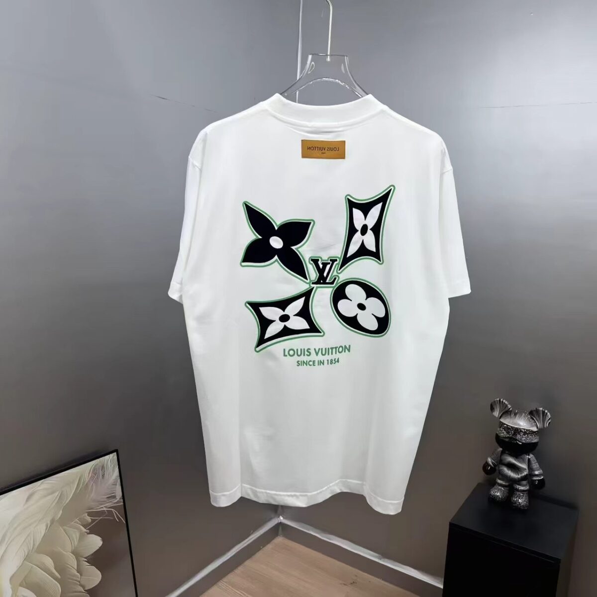 P85 1V～路易 植绒厚板立体滴胶 《区别通货面料》双纱纯棉，紧密纱线短袖tee 上身十分舒适，男女同款，落肩宽松版型 颜色: 黑色 白色 咖啡色 尺码：S（90-130斤） M（125-150斤） L（135-165斤） XL（160-190斤） XXL（185-220斤）