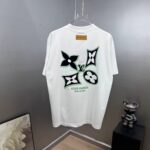 P85 1V～路易 植绒厚板立体滴胶 《区别通货面料》双纱纯棉，紧密纱线短袖tee 上身十分舒适，男女同款，落肩宽松版型 颜色: 黑色 白色 咖啡色 尺码：S（90-130斤） M（125-150斤） L（135-165斤） XL（160-190斤） XXL（185-220斤）