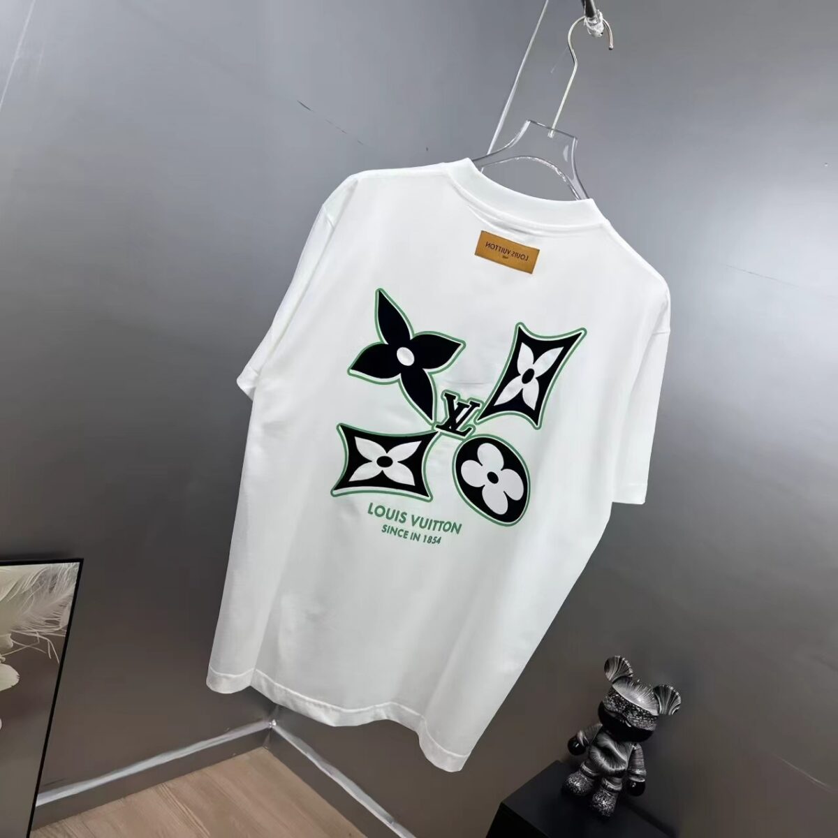 P85 1V～路易 植绒厚板立体滴胶 《区别通货面料》双纱纯棉，紧密纱线短袖tee 上身十分舒适，男女同款，落肩宽松版型 颜色: 黑色 白色 咖啡色 尺码：S（90-130斤） M（125-150斤） L（135-165斤） XL（160-190斤） XXL（185-220斤）