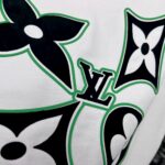 P85 1V～路易 植绒厚板立体滴胶 《区别通货面料》双纱纯棉，紧密纱线短袖tee 上身十分舒适，男女同款，落肩宽松版型 颜色: 黑色 白色 咖啡色 尺码：S（90-130斤） M（125-150斤） L（135-165斤） XL（160-190斤） XXL（185-220斤）
