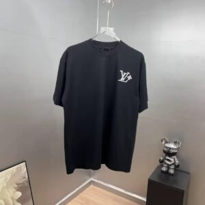 P85 1V～路易 厚板立体滴胶字母 《区别通货面料》双纱纯棉，紧密纱线短袖tee 上身十分舒适，男女同款，落肩宽松版型 颜色: 黑色 白色 咖啡色 尺码：S（90-130斤） M（125-150斤） L（135-165斤） XL（160-190斤） XXL（185-220斤）