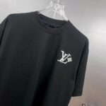 weigou_174968_2_05a49697fe P85 1V~路易 厚板立体滴胶字母 《区别通货面料》双纱纯棉,紧密纱线短袖tee 上身十分舒适,男女同款,落肩宽松版型 颜色: 黑色 白色 咖啡色 尺码:S(90-130斤) M(125-150斤) L(135-165斤) XL(160-190斤) XXL(185-220斤)