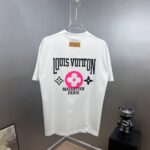 P85 1V～路易 厚板立体滴胶字母 《区别通货面料》双纱纯棉，紧密纱线短袖tee 上身十分舒适，男女同款，落肩宽松版型 颜色: 黑色 白色 咖啡色 尺码：S（90-130斤） M（125-150斤） L（135-165斤） XL（160-190斤） XXL（185-220斤）