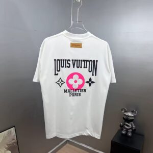 P85 1V～路易 厚板立体滴胶字母 《区别通货面料》双纱纯棉，紧密纱线短袖tee 上身十分舒适，男女同款，落肩宽松版型 颜色: 黑色 白色 咖啡色 尺码：S（90-130斤） M（125-150斤） L（135-165斤） XL（160-190斤） XXL（185-220斤）