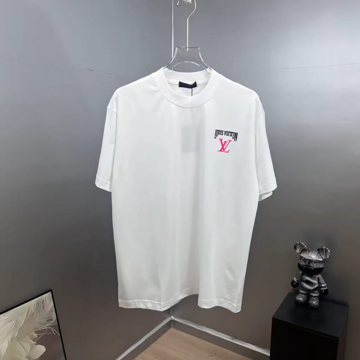 P85 1V～路易 厚板立体滴胶字母 《区别通货面料》双纱纯棉，紧密纱线短袖tee 上身十分舒适，男女同款，落肩宽松版型 颜色: 黑色 白色 咖啡色 尺码：S（90-130斤） M（125-150斤） L（135-165斤） XL（160-190斤） XXL（185-220斤）