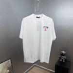P85 1V～路易 厚板立体滴胶字母 《区别通货面料》双纱纯棉，紧密纱线短袖tee 上身十分舒适，男女同款，落肩宽松版型 颜色: 黑色 白色 咖啡色 尺码：S（90-130斤） M（125-150斤） L（135-165斤） XL（160-190斤） XXL（185-220斤）