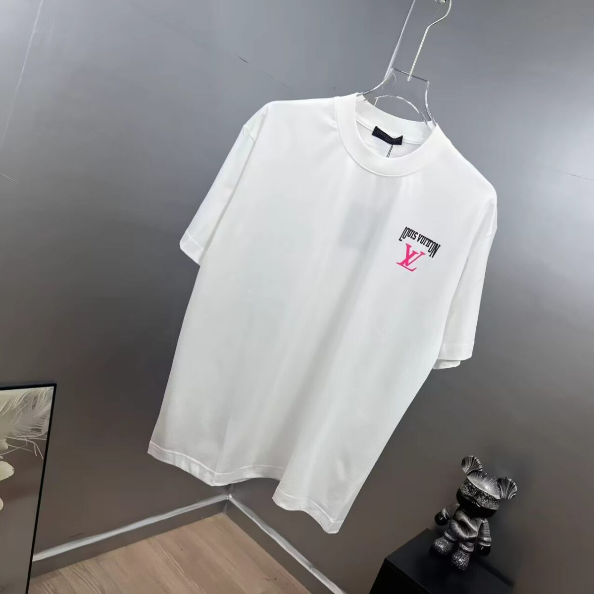 P85 1V～路易 厚板立体滴胶字母 《区别通货面料》双纱纯棉，紧密纱线短袖tee 上身十分舒适，男女同款，落肩宽松版型 颜色: 黑色 白色 咖啡色 尺码：S（90-130斤） M（125-150斤） L（135-165斤） XL（160-190斤） XXL（185-220斤）