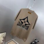 P85 1V～路易 厚板立体滴胶字母 《区别通货面料》双纱纯棉，紧密纱线短袖tee 上身十分舒适，男女同款，落肩宽松版型 颜色: 黑色 白色 咖啡色 尺码：S（90-130斤） M（125-150斤） L（135-165斤） XL（160-190斤） XXL（185-220斤）