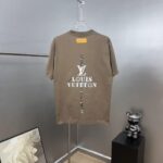 P85 1V～路易 厚板镀银立体滴胶 《区别通货面料》双纱纯棉，紧密纱线短袖tee 上身十分舒适，男女同款，落肩宽松版型 颜色: 黑色 白色 咖啡色 尺码：S（90-130斤） M（125-150斤） L（135-165斤） XL（160-190斤） XXL（185-220斤）