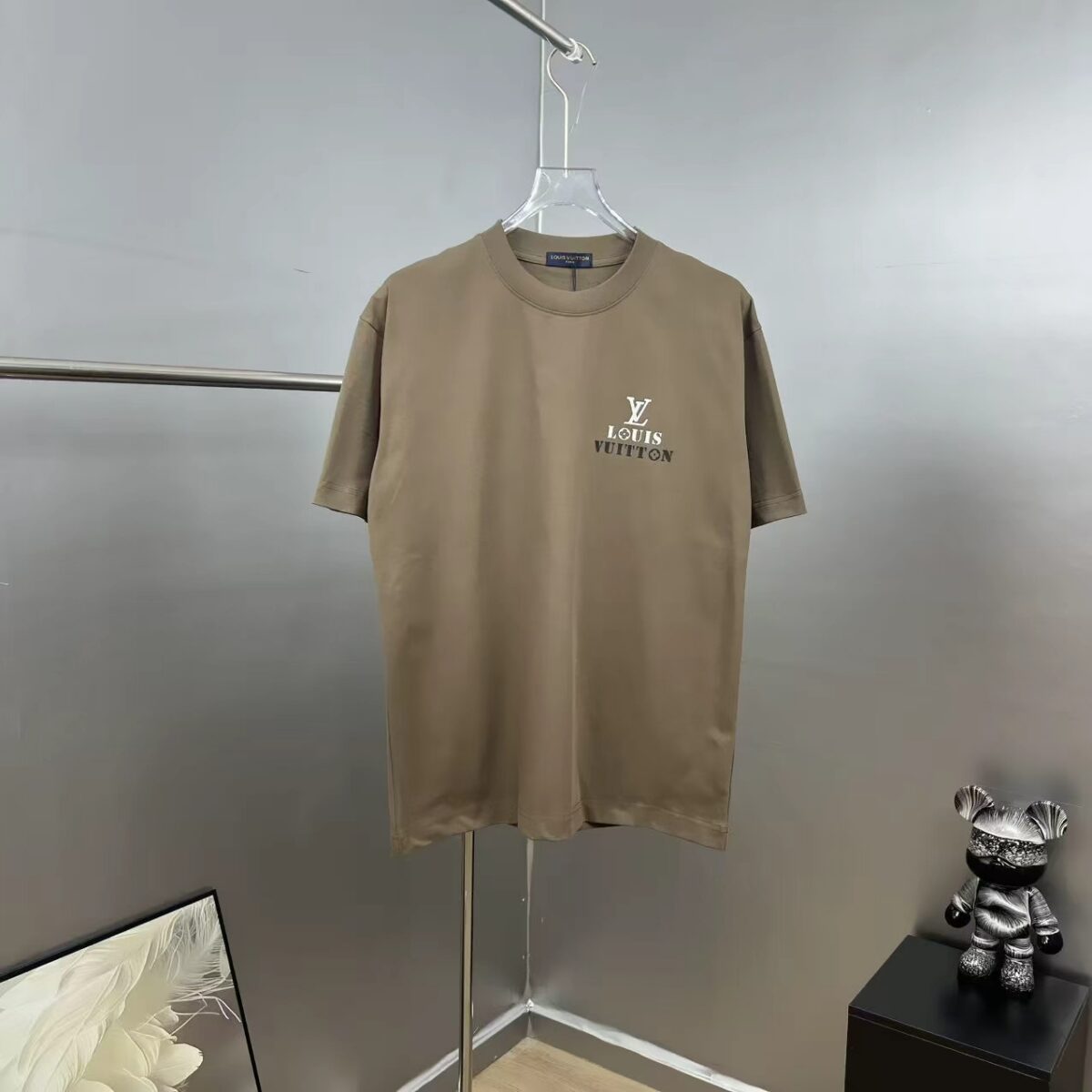P85 1V～路易 厚板镀银立体滴胶 《区别通货面料》双纱纯棉，紧密纱线短袖tee 上身十分舒适，男女同款，落肩宽松版型 颜色: 黑色 白色 咖啡色 尺码：S（90-130斤） M（125-150斤） L（135-165斤） XL（160-190斤） XXL（185-220斤）