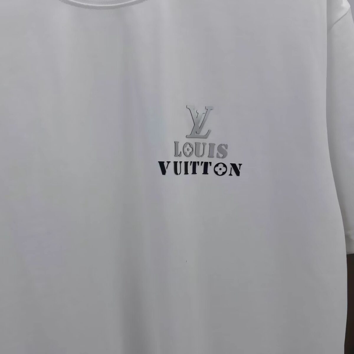 P85 1V～路易 厚板镀银立体滴胶 《区别通货面料》双纱纯棉，紧密纱线短袖tee 上身十分舒适，男女同款，落肩宽松版型 颜色: 黑色 白色 咖啡色 尺码：S（90-130斤） M（125-150斤） L（135-165斤） XL（160-190斤） XXL（185-220斤）