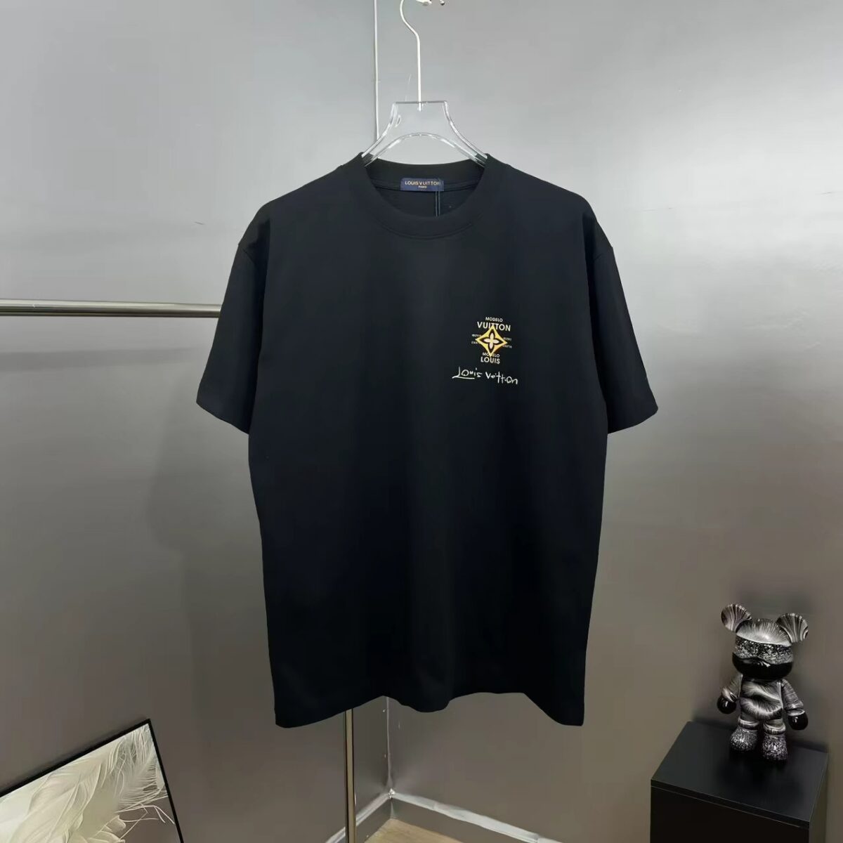 P85 1V～路易 植绒四叶草签名款 《区别通货面料》双纱纯棉，紧密纱线短袖tee上身十分舒适，男女同款，落肩宽松版型 颜色: 黑色 白色 咖啡色 尺码：S（90-130斤） M（125-150斤） L（135-165斤） XL（160-190斤） XXL（185-220斤）