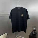 P85 1V～路易 植绒四叶草签名款 《区别通货面料》双纱纯棉，紧密纱线短袖tee上身十分舒适，男女同款，落肩宽松版型 颜色: 黑色 白色 咖啡色 尺码：S（90-130斤） M（125-150斤） L（135-165斤） XL（160-190斤） XXL（185-220斤）