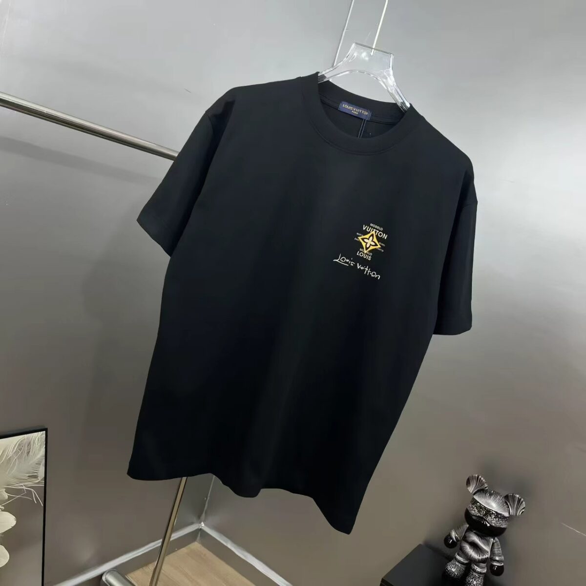 P85 1V～路易 植绒四叶草签名款 《区别通货面料》双纱纯棉，紧密纱线短袖tee上身十分舒适，男女同款，落肩宽松版型 颜色: 黑色 白色 咖啡色 尺码：S（90-130斤） M（125-150斤） L（135-165斤） XL（160-190斤） XXL（185-220斤）