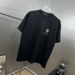 P85 1V～路易 植绒四叶草签名款 《区别通货面料》双纱纯棉，紧密纱线短袖tee上身十分舒适，男女同款，落肩宽松版型 颜色: 黑色 白色 咖啡色 尺码：S（90-130斤） M（125-150斤） L（135-165斤） XL（160-190斤） XXL（185-220斤）