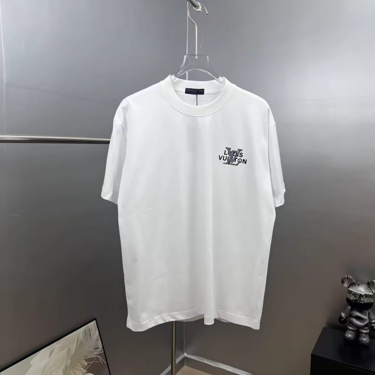 weigou_175069_1_0fac94a043 P85 1v~ 路易厚板滴胶 《区别通货面料》双纱纯棉,紧密纱线,短袖tee 上身十分舒适,男女同款半袖,落肩宽松版型 颜色: 黑色 白色 咖啡色 尺码:S(90-130斤) M(125-150斤) L(135-165斤) XL(160-190斤) XXL(185-220斤)