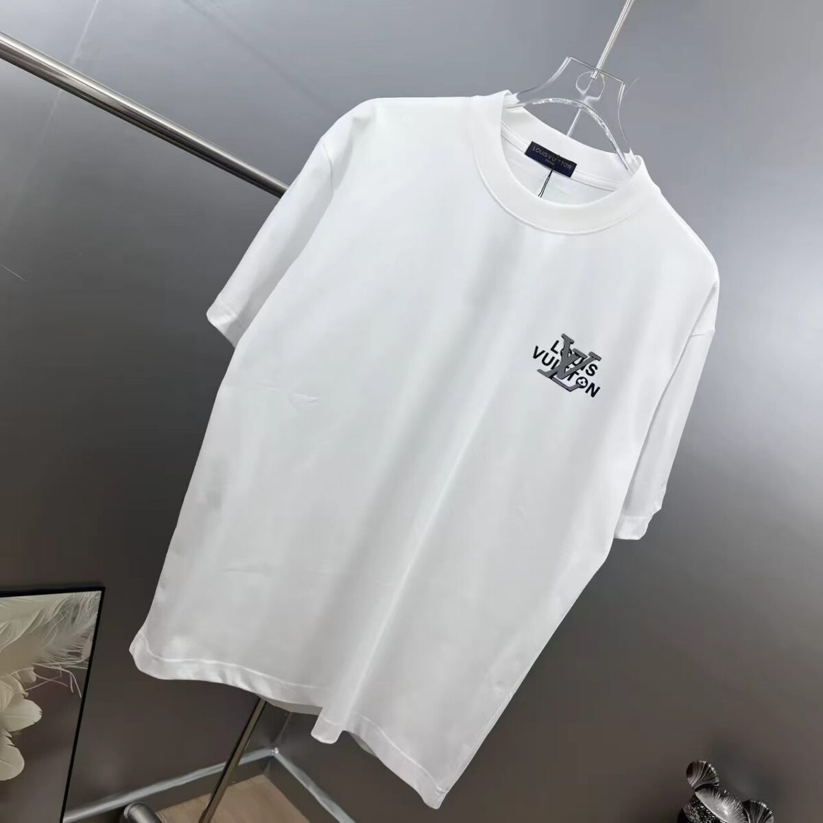 weigou_175069_2_c5e49860c1 P85 1v~ 路易厚板滴胶 《区别通货面料》双纱纯棉,紧密纱线,短袖tee 上身十分舒适,男女同款半袖,落肩宽松版型 颜色: 黑色 白色 咖啡色 尺码:S(90-130斤) M(125-150斤) L(135-165斤) XL(160-190斤) XXL(185-220斤)