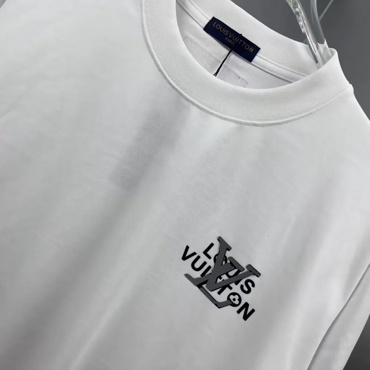 weigou_175069_3_6b94de55dd P85 1v~ 路易厚板滴胶 《区别通货面料》双纱纯棉,紧密纱线,短袖tee 上身十分舒适,男女同款半袖,落肩宽松版型 颜色: 黑色 白色 咖啡色 尺码:S(90-130斤) M(125-150斤) L(135-165斤) XL(160-190斤) XXL(185-220斤)