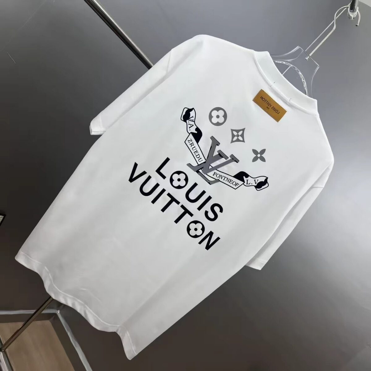 weigou_175069_4_7d74b9cbab P85 1v~ 路易厚板滴胶 《区别通货面料》双纱纯棉,紧密纱线,短袖tee 上身十分舒适,男女同款半袖,落肩宽松版型 颜色: 黑色 白色 咖啡色 尺码:S(90-130斤) M(125-150斤) L(135-165斤) XL(160-190斤) XXL(185-220斤)
