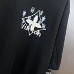 P85 1v～ 路易厚板滴胶 《区别通货面料》双纱纯棉，紧密纱线，短袖tee 上身十分舒适，男女同款半袖，落肩宽松版型 颜色: 黑色 白色 咖啡色 尺码：S（90-130斤） M（125-150斤） L（135-165斤） XL（160-190斤） XXL（185-220斤）