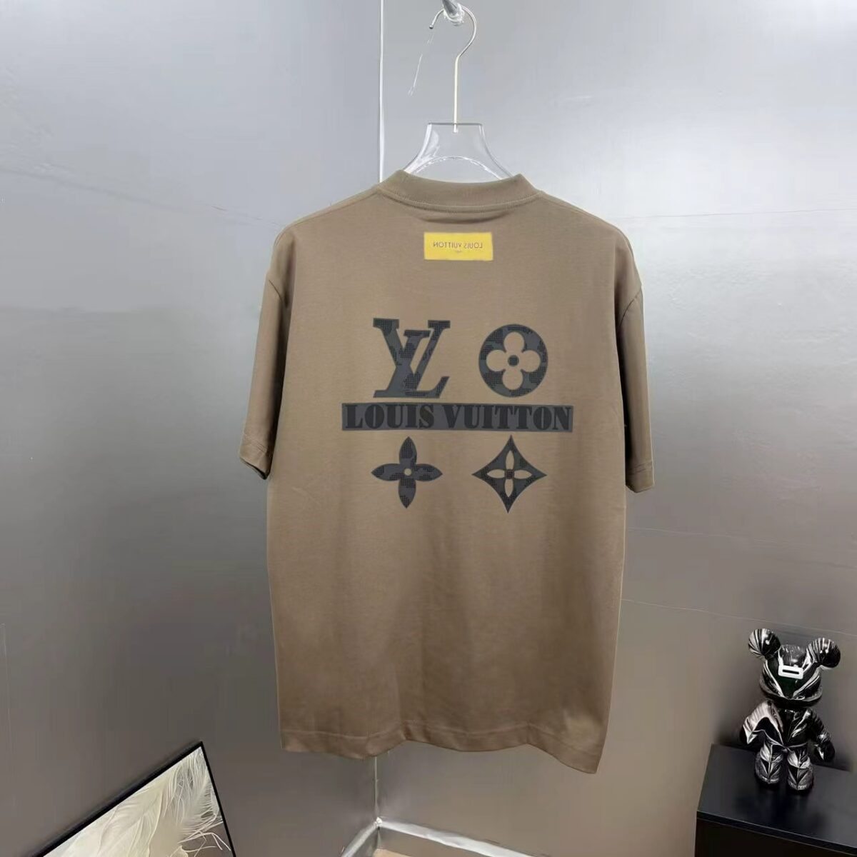 weigou_175095_0_a33a0396f0 P85 1v~ Lv路易前后厚板滴胶 《区别通货面料》7a抗菌短袖tee 上身十分舒适,男女同款半袖,落肩宽松版型 颜色: 黑色 白色 咖啡色 尺码:S(90-130斤) M(125-150斤) L(135-165斤) XL(160-190斤) XXL(185-220斤)