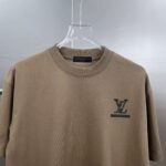 weigou_175095_3_168ca9dee0 P85 1v~ Lv路易前后厚板滴胶 《区别通货面料》7a抗菌短袖tee 上身十分舒适,男女同款半袖,落肩宽松版型 颜色: 黑色 白色 咖啡色 尺码:S(90-130斤) M(125-150斤) L(135-165斤) XL(160-190斤) XXL(185-220斤)