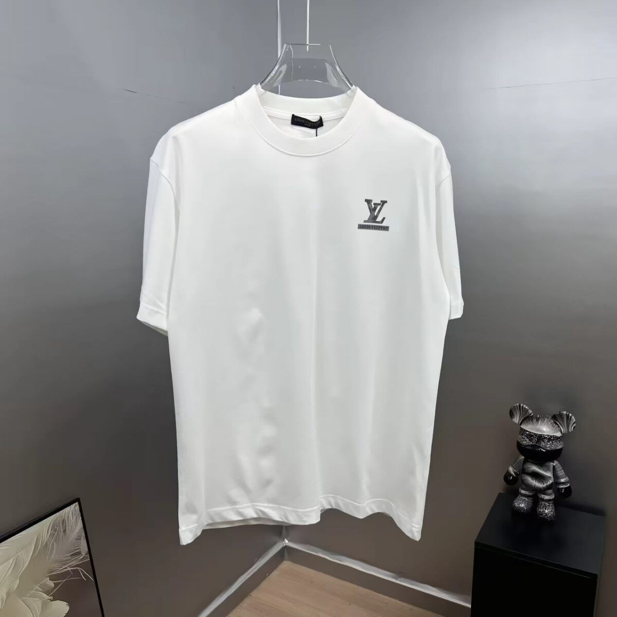 P85 1v～ Lv路易前后厚板滴胶 《区别通货面料》7a抗菌短袖tee 上身十分舒适，男女同款半袖，落肩宽松版型 颜色: 黑色 白色 咖啡色 尺码：S（90-130斤） M（125-150斤） L（135-165斤） XL（160-190斤） XXL（185-220斤）