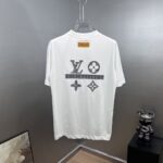P85 1v～ Lv路易前后厚板滴胶 《区别通货面料》7a抗菌短袖tee 上身十分舒适，男女同款半袖，落肩宽松版型 颜色: 黑色 白色 咖啡色 尺码：S（90-130斤） M（125-150斤） L（135-165斤） XL（160-190斤） XXL（185-220斤）