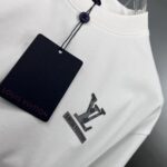 P85 1v～ Lv路易前后厚板滴胶 《区别通货面料》7a抗菌短袖tee 上身十分舒适，男女同款半袖，落肩宽松版型 颜色: 黑色 白色 咖啡色 尺码：S（90-130斤） M（125-150斤） L（135-165斤） XL（160-190斤） XXL（185-220斤）