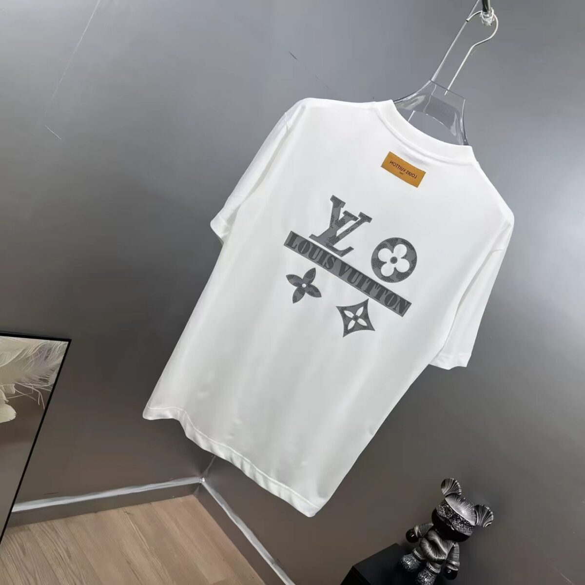 P85 1v～ Lv路易前后厚板滴胶 《区别通货面料》7a抗菌短袖tee 上身十分舒适，男女同款半袖，落肩宽松版型 颜色: 黑色 白色 咖啡色 尺码：S（90-130斤） M（125-150斤） L（135-165斤） XL（160-190斤） XXL（185-220斤）
