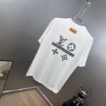 P85 1v～ Lv路易前后厚板滴胶 《区别通货面料》7a抗菌短袖tee 上身十分舒适，男女同款半袖，落肩宽松版型 颜色: 黑色 白色 咖啡色 尺码：S（90-130斤） M（125-150斤） L（135-165斤） XL（160-190斤） XXL（185-220斤）