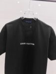 P85 驴牌 2026春夏新款时尚圆领短袖T恤。260克重 短袖T恤，字母logo滴胶工艺，经典款式 定制面料 潮流元素 完美细节 上身效果非常好，质感纹路潮牌十足 绝佳的爆款🔥上身超舒服的 男女同款，上身超级有型、减龄必备神器！ 尺码：S-XXL