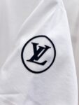 P85 驴牌 2026春夏新款时尚圆领短袖T恤。260克重 短袖T恤，字母logo滴胶工艺，经典款式 定制面料 潮流元素 完美细节 上身效果非常好，质感纹路潮牌十足 绝佳的爆款🔥上身超舒服的 男女同款，上身超级有型、减龄必备神器！ 尺码：S-XXL