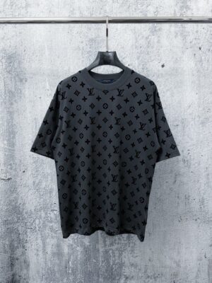 P85 【Louis vuitton】路易 春夏新款全身植绒提花短袖T恤 高端潮物，众星追捧男女同款！各大明星网红人手一件的出街单品。高级定制高支精棉面料，手感细腻柔软，上身挺括有型。胸前品牌logo设计，与后背完美相呼应，轻松将时髦感进阶，做工极为考究严谨，走线工整细致，大牌设计师巨作！让您时尚休闲与潮流完美结合。 颜色 ：黑色 灰色 尺码：Xs-L
