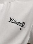 P85 1v 路易*2026春夏新款 经典字母立体发泡印花工艺设计 高端版本！透气舒适度高，定制双纱平纹纯棉面料 短袖T恤 男女同款 尺码S M L XL XXL 五个码 黑色 白色 安哥拉红