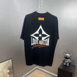 weigou_175529_0_cde40a0b3d P85 1V~路易 厚板立体滴胶字母 《区别通货面料》双纱纯棉,紧密纱线短袖tee 上身十分舒适,男女同款,落肩宽松版型 颜色: 黑色 白色 咖啡色 尺码:S(90-130斤) M(125-150斤) L(135-165斤) XL(160-190斤) XXL(185-220斤)