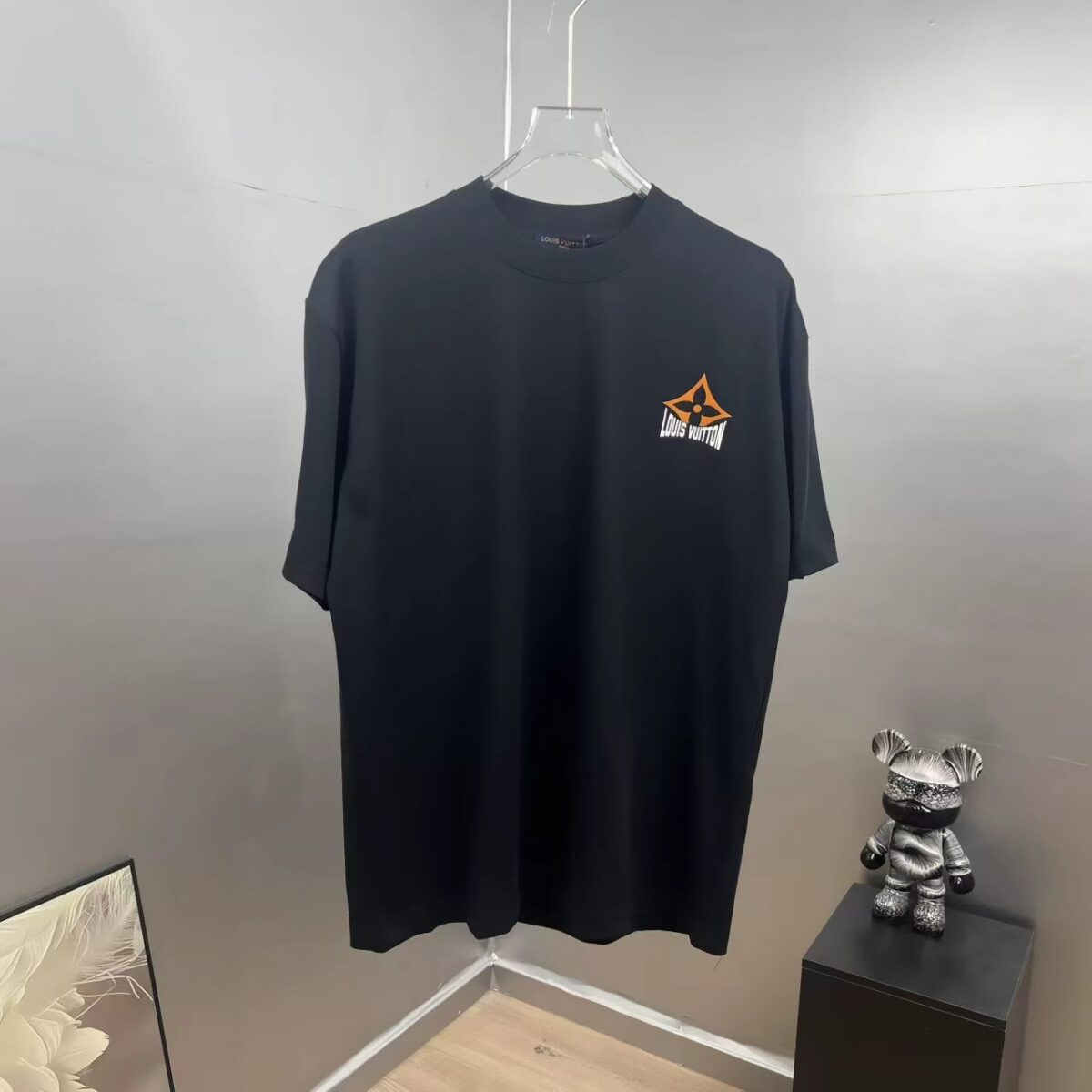weigou_175529_1_4d9bb6edb0 P85 1V~路易 厚板立体滴胶字母 《区别通货面料》双纱纯棉,紧密纱线短袖tee 上身十分舒适,男女同款,落肩宽松版型 颜色: 黑色 白色 咖啡色 尺码:S(90-130斤) M(125-150斤) L(135-165斤) XL(160-190斤) XXL(185-220斤)