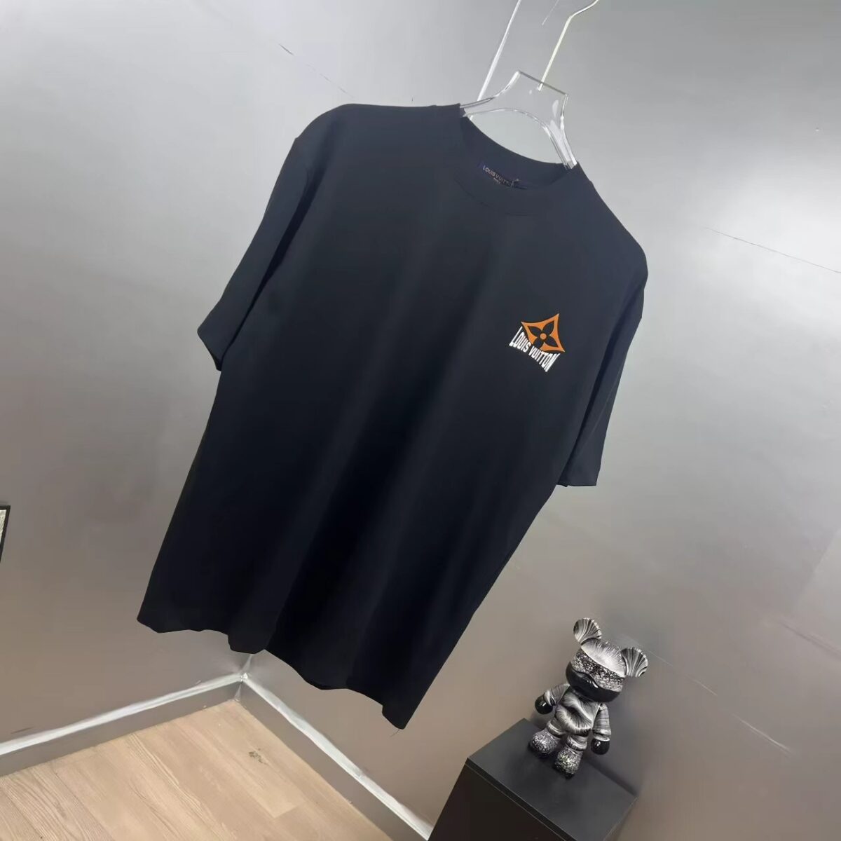 weigou_175529_2_765c653c6a P85 1V~路易 厚板立体滴胶字母 《区别通货面料》双纱纯棉,紧密纱线短袖tee 上身十分舒适,男女同款,落肩宽松版型 颜色: 黑色 白色 咖啡色 尺码:S(90-130斤) M(125-150斤) L(135-165斤) XL(160-190斤) XXL(185-220斤)