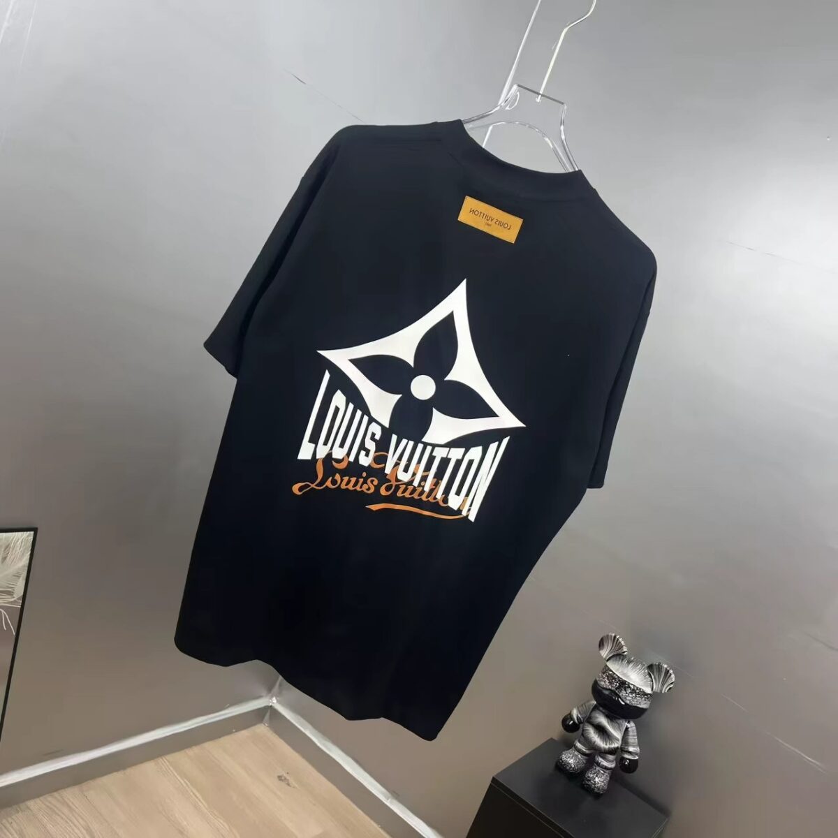 weigou_175529_6_0f6d64fa09 P85 1V~路易 厚板立体滴胶字母 《区别通货面料》双纱纯棉,紧密纱线短袖tee 上身十分舒适,男女同款,落肩宽松版型 颜色: 黑色 白色 咖啡色 尺码:S(90-130斤) M(125-150斤) L(135-165斤) XL(160-190斤) XXL(185-220斤)
