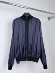 weigou_175543_0_6a65aee558 P250 【版本二】 LOUIS VUITTON 路易LV 双面穿 刺绣皮标针织外套 面料:采用100%棉纱,原版定染色。 面料:采用天丝棉纱,定织品牌标识logo。 辅料:皮采用真皮复合,激光切割标识logo,绳皮带有品牌压花标识。 辅料:拉链采用电镀金属做旧铜色,中间镂空电镀品牌标识,面绳带有电镀品牌标识logo。 本款混合运动衫格调典雅,以双面设计解锁多元造型。外层以细腻棉质针织面料传递经典风尚,胸前LV标识撷取VN皮革灵感,致意品牌精深皮具匠艺。反面为科技面料,全幅铺陈Monogram图案,哑光与莹泽质感交织相映,于细节之中彰显品牌风范。 辅料:定制1:1洗水商比爱 辅料:定制1:1切割皮标 辅料:定制1:1电镀拉链 面料:定制1:1提花面料 尺码:S-M-L-XL 颜色:蓝