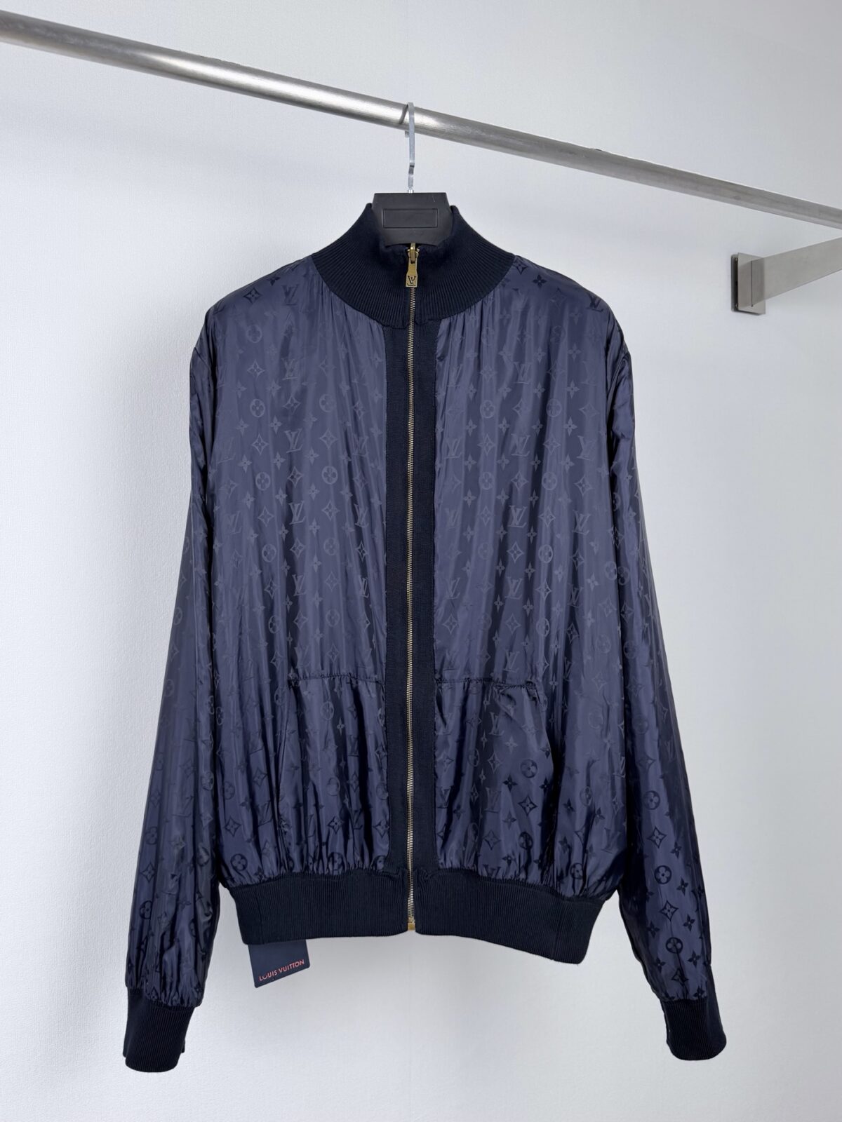 weigou_175543_0_6a65aee558 P250 【版本二】 LOUIS VUITTON 路易LV 双面穿 刺绣皮标针织外套 面料:采用100%棉纱,原版定染色。 面料:采用天丝棉纱,定织品牌标识logo。 辅料:皮采用真皮复合,激光切割标识logo,绳皮带有品牌压花标识。 辅料:拉链采用电镀金属做旧铜色,中间镂空电镀品牌标识,面绳带有电镀品牌标识logo。 本款混合运动衫格调典雅,以双面设计解锁多元造型。外层以细腻棉质针织面料传递经典风尚,胸前LV标识撷取VN皮革灵感,致意品牌精深皮具匠艺。反面为科技面料,全幅铺陈Monogram图案,哑光与莹泽质感交织相映,于细节之中彰显品牌风范。 辅料:定制1:1洗水商比爱 辅料:定制1:1切割皮标 辅料:定制1:1电镀拉链 面料:定制1:1提花面料 尺码:S-M-L-XL 颜色:蓝