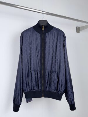 weigou_175543_0_6a65aee558 P250 【版本二】 LOUIS VUITTON 路易LV 双面穿 刺绣皮标针织外套 面料:采用100%棉纱,原版定染色。 面料:采用天丝棉纱,定织品牌标识logo。 辅料:皮采用真皮复合,激光切割标识logo,绳皮带有品牌压花标识。 辅料:拉链采用电镀金属做旧铜色,中间镂空电镀品牌标识,面绳带有电镀品牌标识logo。 本款混合运动衫格调典雅,以双面设计解锁多元造型。外层以细腻棉质针织面料传递经典风尚,胸前LV标识撷取VN皮革灵感,致意品牌精深皮具匠艺。反面为科技面料,全幅铺陈Monogram图案,哑光与莹泽质感交织相映,于细节之中彰显品牌风范。 辅料:定制1:1洗水商比爱 辅料:定制1:1切割皮标 辅料:定制1:1电镀拉链 面料:定制1:1提花面料 尺码:S-M-L-XL 颜色:蓝
