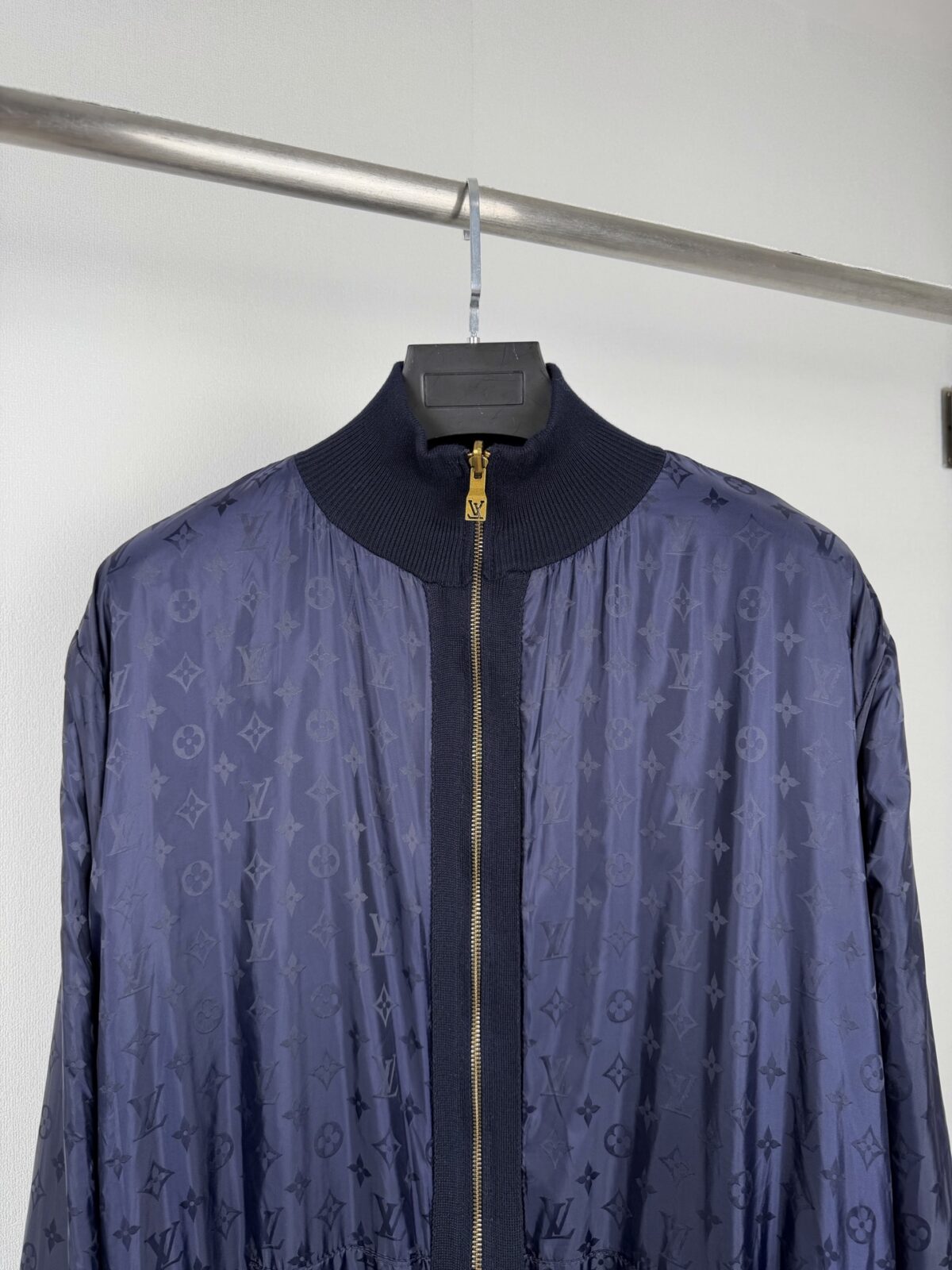 weigou_175543_1_0985b20196 P250 【版本二】 LOUIS VUITTON 路易LV 双面穿 刺绣皮标针织外套 面料:采用100%棉纱,原版定染色。 面料:采用天丝棉纱,定织品牌标识logo。 辅料:皮采用真皮复合,激光切割标识logo,绳皮带有品牌压花标识。 辅料:拉链采用电镀金属做旧铜色,中间镂空电镀品牌标识,面绳带有电镀品牌标识logo。 本款混合运动衫格调典雅,以双面设计解锁多元造型。外层以细腻棉质针织面料传递经典风尚,胸前LV标识撷取VN皮革灵感,致意品牌精深皮具匠艺。反面为科技面料,全幅铺陈Monogram图案,哑光与莹泽质感交织相映,于细节之中彰显品牌风范。 辅料:定制1:1洗水商比爱 辅料:定制1:1切割皮标 辅料:定制1:1电镀拉链 面料:定制1:1提花面料 尺码:S-M-L-XL 颜色:蓝