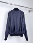 weigou_175543_2_d5962cb160 P250 【版本二】 LOUIS VUITTON 路易LV 双面穿 刺绣皮标针织外套 面料:采用100%棉纱,原版定染色。 面料:采用天丝棉纱,定织品牌标识logo。 辅料:皮采用真皮复合,激光切割标识logo,绳皮带有品牌压花标识。 辅料:拉链采用电镀金属做旧铜色,中间镂空电镀品牌标识,面绳带有电镀品牌标识logo。 本款混合运动衫格调典雅,以双面设计解锁多元造型。外层以细腻棉质针织面料传递经典风尚,胸前LV标识撷取VN皮革灵感,致意品牌精深皮具匠艺。反面为科技面料,全幅铺陈Monogram图案,哑光与莹泽质感交织相映,于细节之中彰显品牌风范。 辅料:定制1:1洗水商比爱 辅料:定制1:1切割皮标 辅料:定制1:1电镀拉链 面料:定制1:1提花面料 尺码:S-M-L-XL 颜色:蓝
