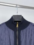 weigou_175543_4_139e397b4e P250 【版本二】 LOUIS VUITTON 路易LV 双面穿 刺绣皮标针织外套 面料:采用100%棉纱,原版定染色。 面料:采用天丝棉纱,定织品牌标识logo。 辅料:皮采用真皮复合,激光切割标识logo,绳皮带有品牌压花标识。 辅料:拉链采用电镀金属做旧铜色,中间镂空电镀品牌标识,面绳带有电镀品牌标识logo。 本款混合运动衫格调典雅,以双面设计解锁多元造型。外层以细腻棉质针织面料传递经典风尚,胸前LV标识撷取VN皮革灵感,致意品牌精深皮具匠艺。反面为科技面料,全幅铺陈Monogram图案,哑光与莹泽质感交织相映,于细节之中彰显品牌风范。 辅料:定制1:1洗水商比爱 辅料:定制1:1切割皮标 辅料:定制1:1电镀拉链 面料:定制1:1提花面料 尺码:S-M-L-XL 颜色:蓝