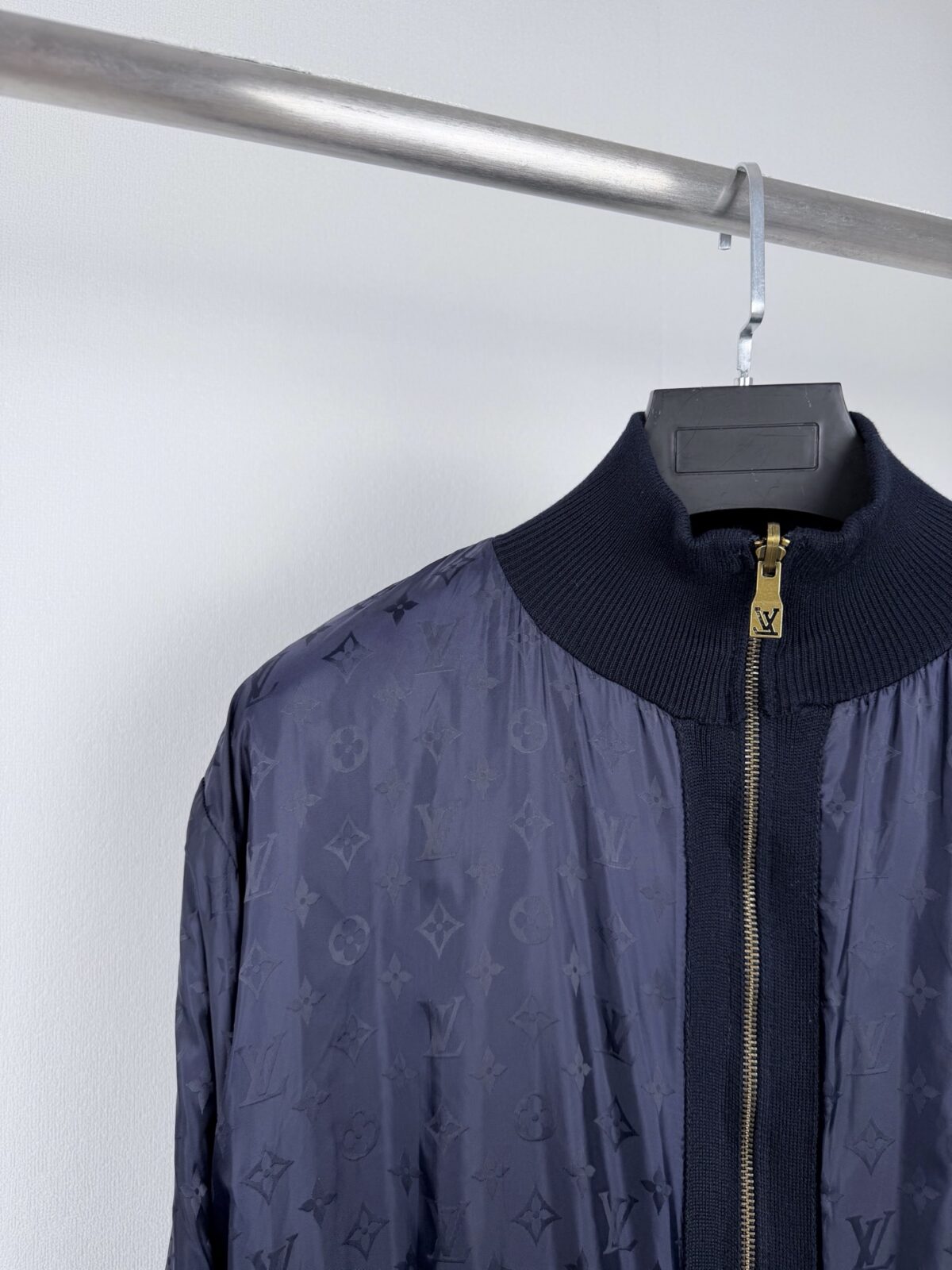 weigou_175543_5_9f96bb0e3e P250 【版本二】 LOUIS VUITTON 路易LV 双面穿 刺绣皮标针织外套 面料:采用100%棉纱,原版定染色。 面料:采用天丝棉纱,定织品牌标识logo。 辅料:皮采用真皮复合,激光切割标识logo,绳皮带有品牌压花标识。 辅料:拉链采用电镀金属做旧铜色,中间镂空电镀品牌标识,面绳带有电镀品牌标识logo。 本款混合运动衫格调典雅,以双面设计解锁多元造型。外层以细腻棉质针织面料传递经典风尚,胸前LV标识撷取VN皮革灵感,致意品牌精深皮具匠艺。反面为科技面料,全幅铺陈Monogram图案,哑光与莹泽质感交织相映,于细节之中彰显品牌风范。 辅料:定制1:1洗水商比爱 辅料:定制1:1切割皮标 辅料:定制1:1电镀拉链 面料:定制1:1提花面料 尺码:S-M-L-XL 颜色:蓝